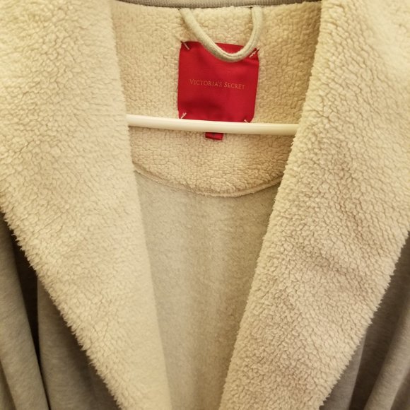 Victoria's Secret Grey Fleece Robe - Picture 5 of 11